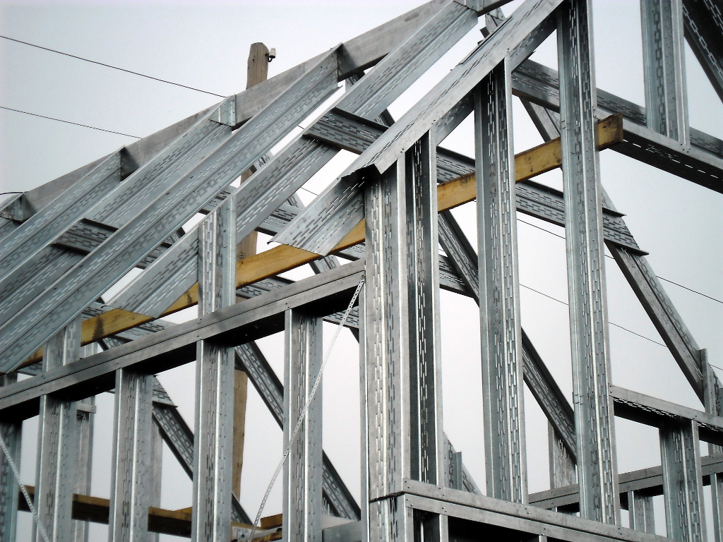 Строительство дачного домика из ЛСТК - соединение крыши со стеной