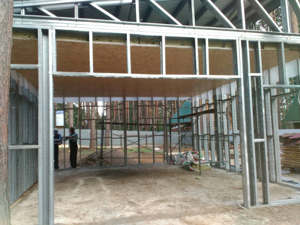Строительство гаража из ЛСТК - утепление крыши и обшивка стен
